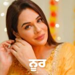 Mandy Takhar Instagram - Mega Diwali GIVEAWAY with Pears! 🎁 Win your GLOW must haves with 2 simple steps: 1. Follow @pearsindiaofficial 2. Once done, like and drop a comment of your favourite Pears memory on this post 🧡 ਦੀਵਾਲੀ ਦੇ ਇਸ ਤਿਉਹਾਰ ਤੇ ਇੱਕ ਖ਼ਾਸ ਗਲੋ ਹੁੰਦਾ ਹੈ, ਸਾਡੀ ਭਾਸ਼ਾ ਵਿੱਚ ‘ ਗਲੋ ‘ ਨੂੰ ‘ਨੂਰ’ ਕਿਹਾ ਜਾਂਦਾ ਹੈ! ਇਸ ਦੀਵਾਲੀ ਤੇ ਮੇਰੇ ਨੂਰ ਦਾ ਕਾਰਣ ਕੁਝ ਖ਼ਾਸ ਹੈ ! ਇਸ ਵੀਡੀਓ ਨੂੰ ਦੇਖੋ, ਪਤਾ ਲਗਾਉਣ ਲਈ! ਤੁਹਾਡਾ ਆਪਣਾ ਪਸੰਦੀਦਾ ਦੀਵਾਲੀ ਰਿਵਾਜ ਕੀ ਹੈ ਅਤੇ ਕੀ ਹੈ ਤੁਹਾਡੇ ‘ਨੂਰ’ ਦੀ ਵਜਾ ? ਸਾਨੂੰ ਕਮੈਂਟ ਵਿੱਚ ਜ਼ਰੂਰ ਦੱਸੋ! #GotMeGlowing #Festiveseason #Indianfestival #Diwali #DiwaliGlow #DiwaliVibes #Glycerinsoap #GlowingSkin #PearsIndia #7daystoglow #ad