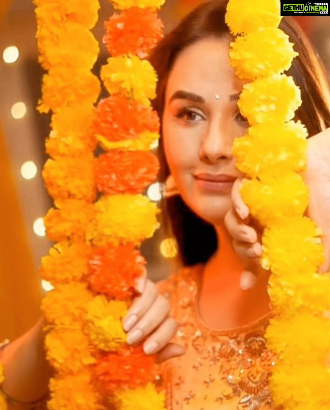 Mandy Takhar Instagram - The most heart warming festive season of the year.. Diwali โบ๏ธ๐ wishing you all an extra loved up feeling waalla week ๐ ๐ธ- @vikas_photographer MUA- @makeupbykajal_sharma Outfit by- @meharbyjassmangat Location- @celebwise. Studios Decor Partner- @partywithfab Brand campaign managed by- @celebwise.media