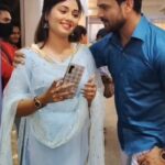 Mani Bhattacharya Instagram - मानी भट्टाचार्य जी के साथ खेसारी भईया फोटो ले रहे हैं। 🥰 @mani_bhattachariya @khesari_yadav #manibhattachariya ❤ #khesari_fan_ishu #khesari_lal_yadav #trendingreels #viralreels