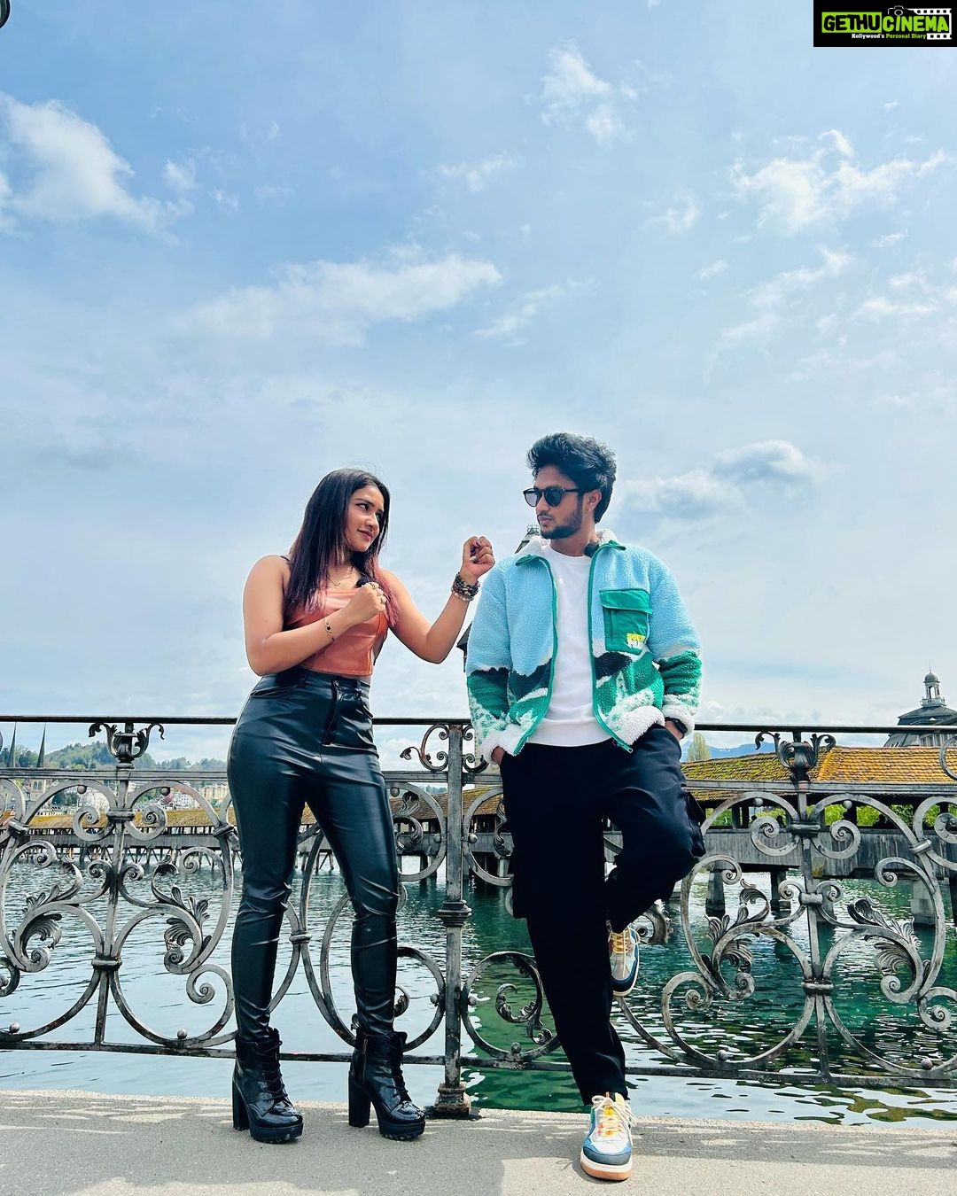 Mani Chandra Instagram - Ippadi yellam post podradhale yengala lovers nu nenaichiradhinga 👀 Enakku nalla taste iruku 🥴😏 With my chello @im_raveena_daha 🖤 Switzerland