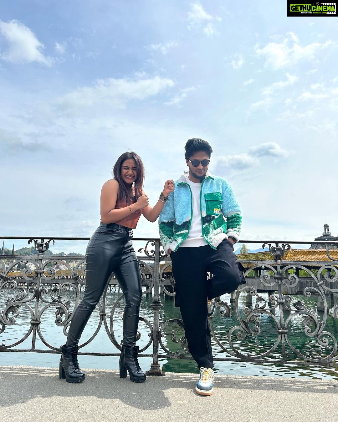Mani Chandra Instagram - Ippadi yellam post podradhale yengala lovers nu nenaichiradhinga 👀 Enakku nalla taste iruku 🥴😏 With my chello @im_raveena_daha 🖤 Switzerland