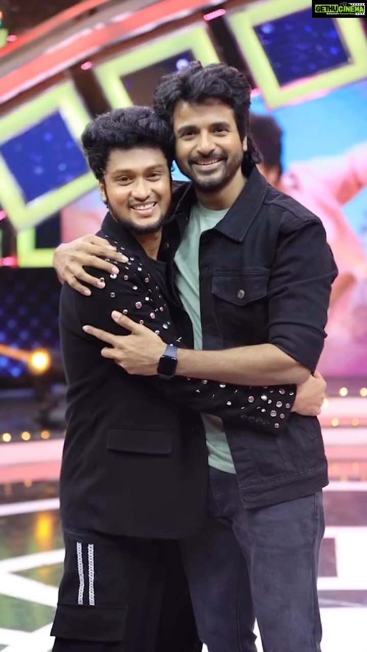 Mani Chandra Instagram - Happy birthday @sivakarthikeyan annaa❤️😘 That genuine hug and love ❤️ The man of full positivity 💪🏻 Positive vibe ❤️ Love u na 😘 Chennai, India