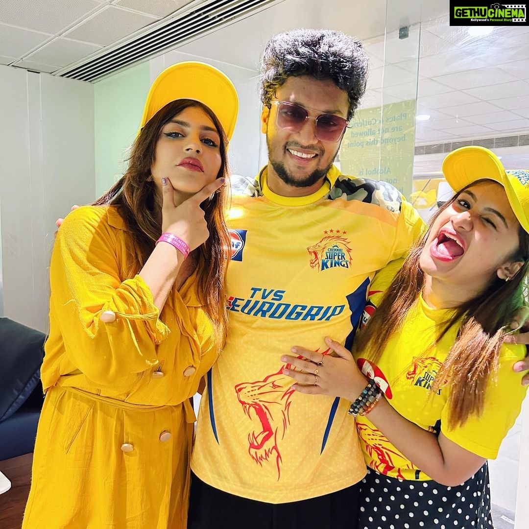 Mani Chandra Instagram - IPL celebration with my darlings 🥳❤️ One of the most funfilled day ever 🥳🥳🥳 #csk #yellowlove 💛 @im_raveena_daha @kuraishi_the_entertainer @samyuktha_shan @yashikaaannand