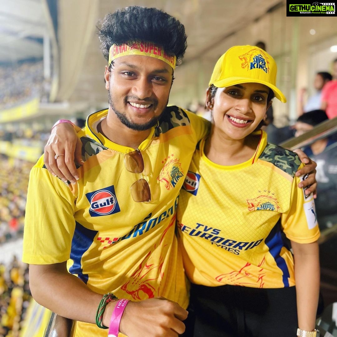 Mani Chandra Instagram - IPL celebration with my darlings 🥳❤️ One of the most funfilled day ever 🥳🥳🥳 #csk #yellowlove 💛 @im_raveena_daha @kuraishi_the_entertainer @samyuktha_shan @yashikaaannand