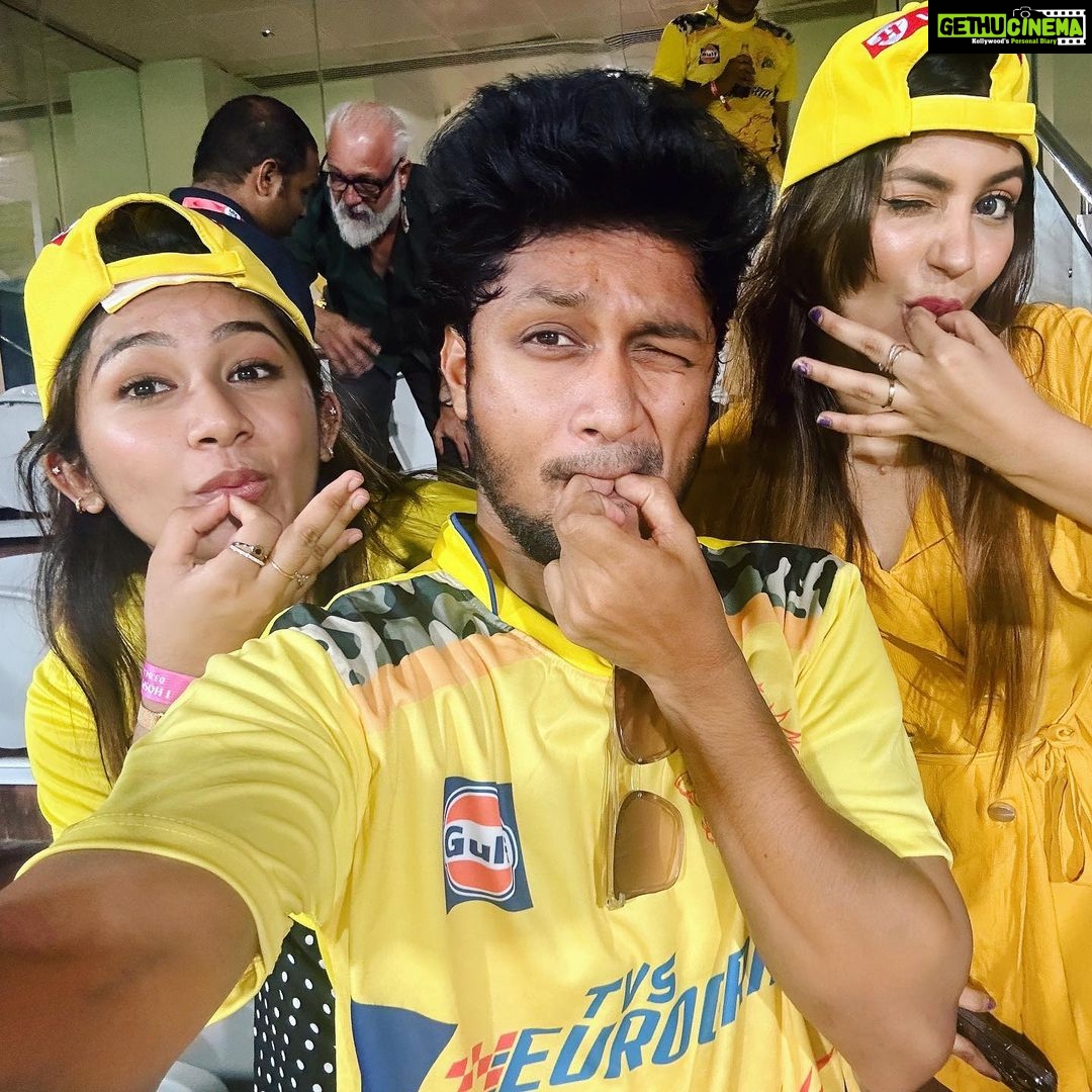 Mani Chandra Instagram - IPL celebration with my darlings 🥳❤️ One of the most funfilled day ever 🥳🥳🥳 #csk #yellowlove 💛 @im_raveena_daha @kuraishi_the_entertainer @samyuktha_shan @yashikaaannand