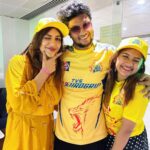 Mani Chandra Instagram - IPL celebration with my darlings 🥳❤️ One of the most funfilled day ever 🥳🥳🥳 #csk #yellowlove 💛 @im_raveena_daha @kuraishi_the_entertainer @samyuktha_shan @yashikaaannand