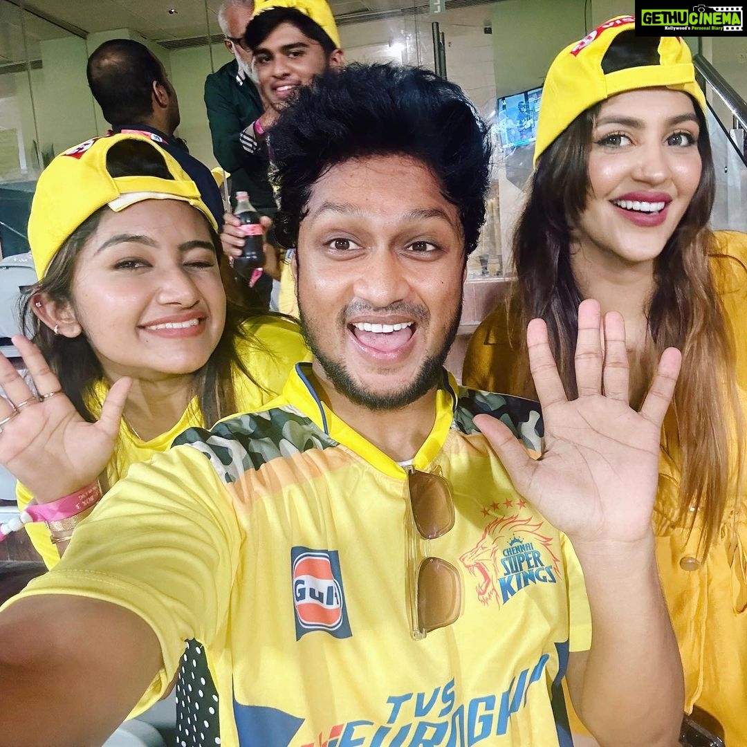 Mani Chandra Instagram - IPL celebration with my darlings 🥳❤️ One of the most funfilled day ever 🥳🥳🥳 #csk #yellowlove 💛 @im_raveena_daha @kuraishi_the_entertainer @samyuktha_shan @yashikaaannand
