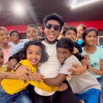 Mani Chandra Instagram – Vibing with kids 🤍😍

#VandhaEdam #Jawan #shahrukhkhan #kingkhan  #atlee #anirudh #srk #jawansong #jawanreels #dhummedhulipelaa #zindabanda 
@iamsrk @atlee47 
@anirudhofficial @whiz_bliz Bangalore, India