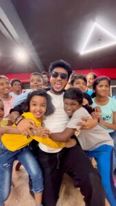 Mani Chandra Instagram - Vibing with kids 🤍😍

#VandhaEdam #Jawan #shahrukhkhan #kingkhan  #atlee #anirudh #srk #jawansong #jawanreels #dhummedhulipelaa #zindabanda 
@iamsrk @atlee47 
@anirudhofficial @whiz_bliz