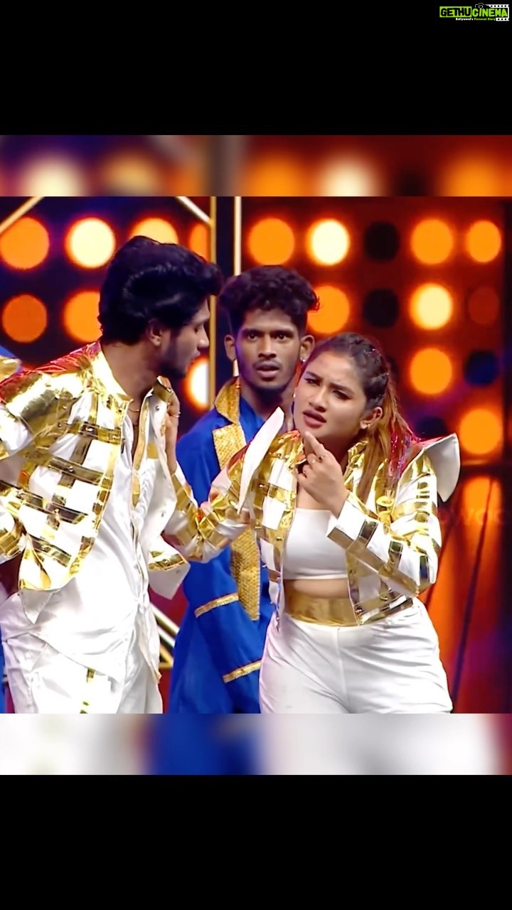 Mani Chandra Instagram - What is Shoulder Dance????🤔🧐 Watch full video 😂 Shoulder Dance with my dear chellaakutyyy 🖤😍 @im_raveena_daha 🖤 #sholderdance 🔥 #mani #raveena #maniraveena #manichandra #raveenadaha #behindwoods #thalapathy #thalapathyvijay #vijay #pushpa #alluarjun #vaathicoming #rakita #rakitarakitarakita #danush #sandymaster #sandy #valimangavalippu EVP Film City