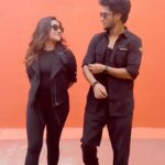 Mani Chandra Instagram – #naaready dhaan varavaa😎😍🔥

Couldn’t stop ourselves from dancing thalapathy’s hook movement 😩😍🖤🖤 
Videography and editing @karthikcanclick 🔥

@actorvijay @anirudhofficial @sonymusic_south 
#dance #naaready #mani #manichandra #raveenadaha #RD