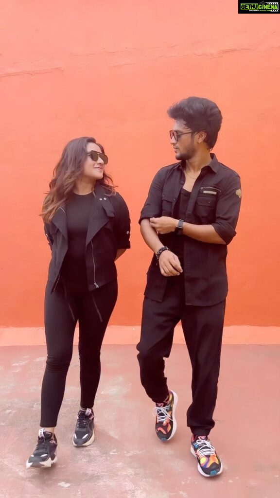 Mani Chandra Instagram - #naaready dhaan varavaa😎😍🔥 Couldn’t stop ourselves from dancing thalapathy’s hook movement 😩😍🖤🖤 Videography and editing @karthikcanclick 🔥 @actorvijay @anirudhofficial @sonymusic_south #dance #naaready #mani #manichandra #raveenadaha #RD