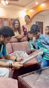 Mani Chandra Instagram - Isn’t this a true happiness getting gifts from kids 🥹❤️
A perfect bliss moment 🤍
This birthday was soooooo soooooooo much of surprises 🖤🥹and special moments which I can’t forget for lifetime 🖤🤍😘

VC @vimal_vicky7 ❤️😘