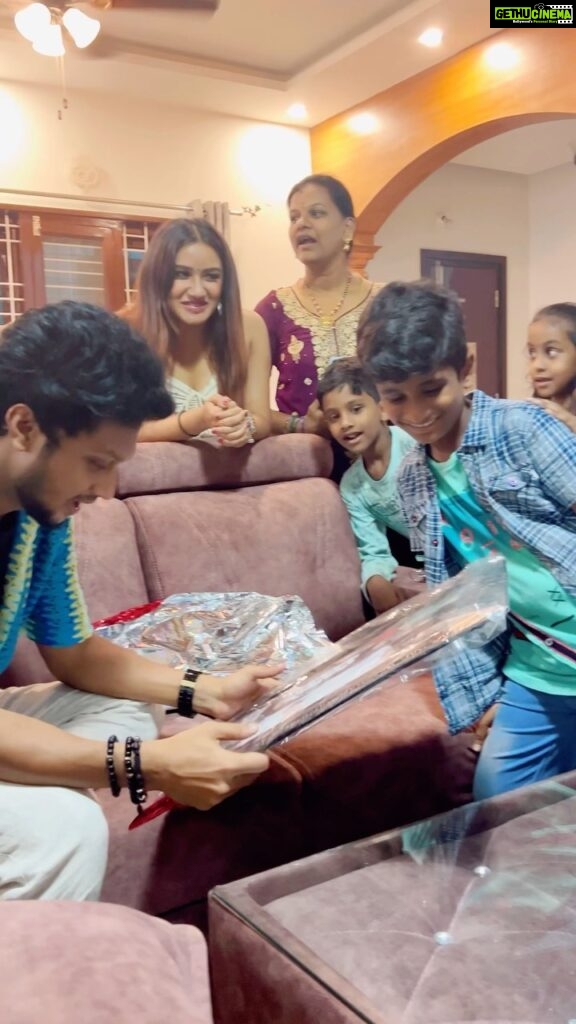 Mani Chandra Instagram - Isn’t this a true happiness getting gifts from kids 🥹❤️ A perfect bliss moment 🤍 This birthday was soooooo soooooooo much of surprises 🖤🥹and special moments which I can’t forget for lifetime 🖤🤍😘 VC @vimal_vicky7 ❤️😘 Bangalore, India
