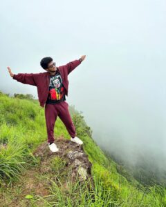 Mani Chandra Instagram - Standing at the Edge of the cliff🏔️ 
Beauty is not what you see ,
It’s all about how you feel…
Feeling good ☺️🖤

#naturelove #nature #manichandra