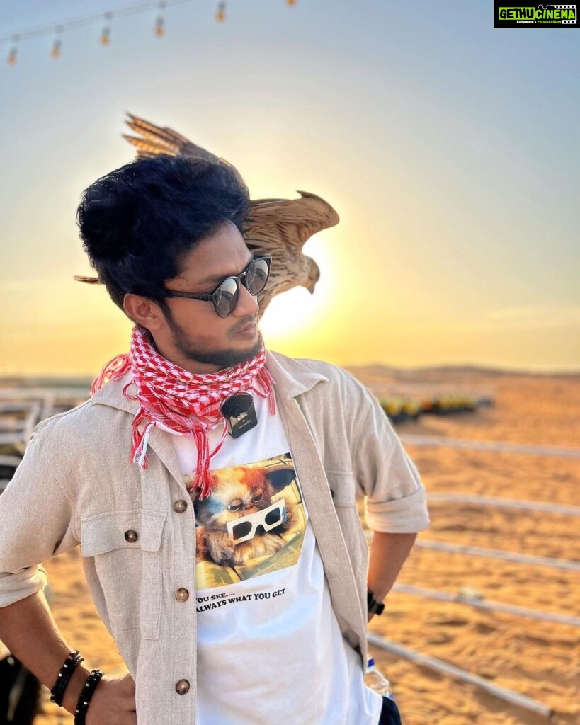 Mani Chandra Instagram - Hunt your dreams like an EAGLE , But it is also important that Direction is more IMPORTANT than SPEED 🔥 Pc @im_raveena_daha chellooo😘🖤 #eagle #desertsafari #manichandra