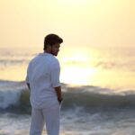 Mani Chandra Instagram - This song has my 🖤 Love yourself, how you love yourself is how you teach others to love you 🤍 You cannot truely love someone untill you love yourself 🤍 Everything about this song is sooo beautiful 🥹 Big time fan of @arrahman sir 🤍😘 Netru Aval Irundhal Avalodu Naanum Irndhen 🖤 VC & EDIT @karthikcanclick 💙 -#netruavalirundhal #arrahman #kadal #maniratnam #manichandra #mani