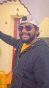 Mani Chandra Instagram - Comment whose smile is cute 🥰 😜
#romancham #tskvijaytv #tsk #switzerland #fun 

@chuttiaravind anna @im_raveena_daha @tharshan_93