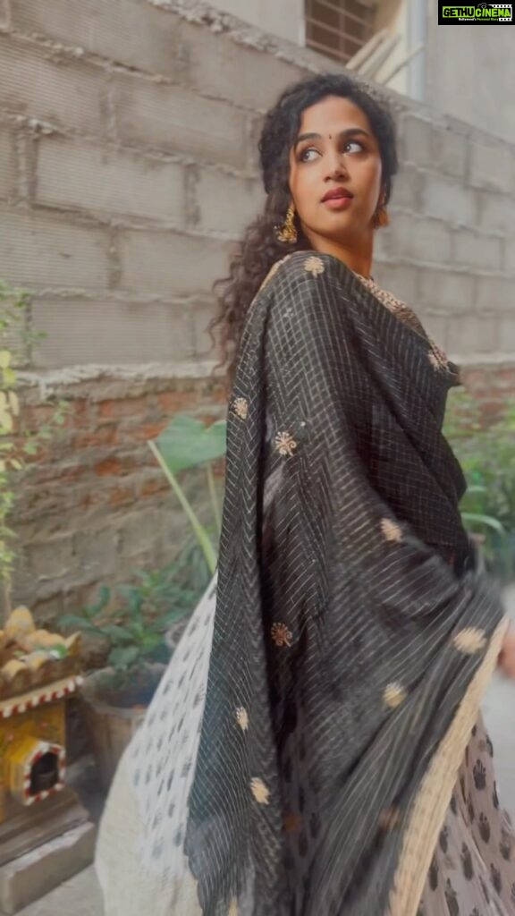 Manisha Eerabathini Instagram - Bathukamma in Hanamkonda is on another level 🌸 Loved wearing this lovely outfit by @houseofmudrika last week 👗 Beautiful song by @mohanabhogaraju ❤ Hanamakonda