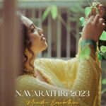 Manisha Eerabathini Instagram – Navarathri Day 5 💛 Bathukamma reminds me of my mom and her excitement for this festival. I wanted to capture that nostalgic familial factor in this reel – the excitement and happiness between a daughter and mother during the festive time! 

A @vedom.art production
Concept, Direction & Vocals: @manisha.eerabathini
Music: @iamarjunumashankar
Lyrics: @sataghni_official
Video & DI: @_vinodvincent
Edit: @maruthi_editor
Casting: @mediahireindia @swethanjali666 @smily_sanvika 

Manisha’s outfit: @houseofmudrika
Manisha’s Jewelry: @petalsbyswathi
Nails: @nailstories_hyderabad 

Posters: @mr_baatasari
Special thanks @eptworld Hyderabad