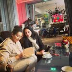Manisha Koirala Instagram - Why I love visiting London..? Coz there are so many things I love I get to do.. #museum #opera #friends #films #food #ballet #broadwaymusical above all meet #oldfriends n #newfriends
