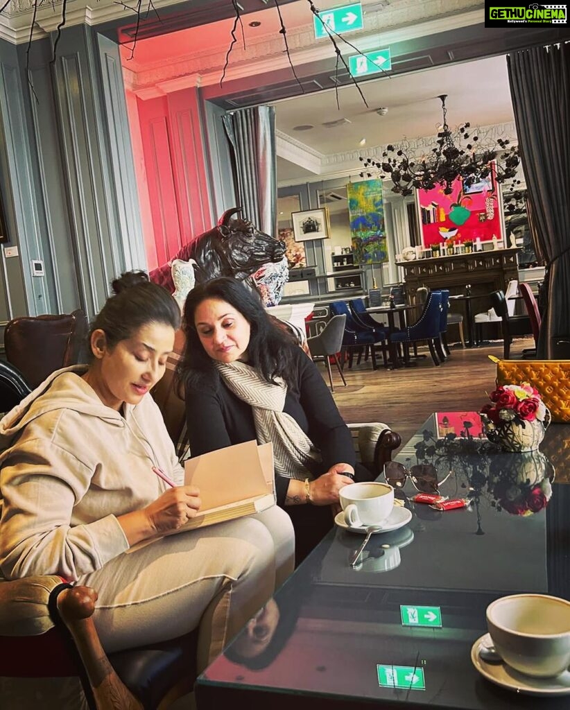 Manisha Koirala Instagram - Why I love visiting London..? Coz there are so many things I love I get to do.. #museum #opera #friends #films #food #ballet #broadwaymusical above all meet #oldfriends n #newfriends