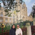 Manisha Koirala Instagram - Why I love visiting London..? Coz there are so many things I love I get to do.. #museum #opera #friends #films #food #ballet #broadwaymusical above all meet #oldfriends n #newfriends