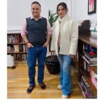 Manisha Koirala Instagram - Met renowned author #amishtripathi of #shivatriology #ramchandraseries etc..been fan of his books .. 🙏🏻👍💐 Nehru Centre London