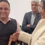 Manisha Koirala Instagram - Met renowned author #amishtripathi of #shivatriology #ramchandraseries etc..been fan of his books .. 🙏🏻👍💐 Nehru Centre London
