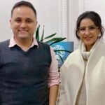 Manisha Koirala Instagram - Met renowned author #amishtripathi of #shivatriology #ramchandraseries etc..been fan of his books .. 🙏🏻👍💐 Nehru Centre London
