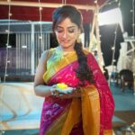 Manjula Paritala Instagram – #Deepawali hadividi start aiypoyindhi 🪔

#sarees @niru_s_collections