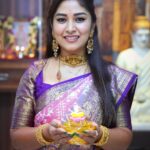 Manjula Paritala Instagram – #Happy Deepawali 🪔 #deepawalivibes⭐️✨💥⭐️ #deepawalicelebration 

#twillikkathsarees @roopikahandlooms