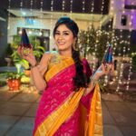 Manjula Paritala Instagram – #Deepawali hadividi start aiypoyindhi 🪔

#sarees @niru_s_collections
