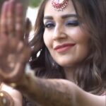 Mansi Srivastava Instagram - Special message for All to be #brides : I remember being a BRIDEZILLA during my entire wedding . And at the bridal entry / bridal walk totally forgot i should try and be in the moment and enjoy the walk instead i was still looking for All arrangements being done properly and if people were fine and had eaten or not .. there is a video of me during my bridal walk asking sumone “ khaana khaaya “ 😅😂 My mind had been set in the default settings of an event organiser for two months before wedding . So my dear girls who are going to get married very very soon “ahem ahem “ , two close friends getting hitched soonest , just want to request them to enjoy each and every moment and let their hair down for some enjoyment too 😀😘 @shrenuparikhofficial @nehalaxmi_ 🌸🌸🎉🎉