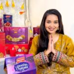 Mansi Srivastava Instagram - Kya aap bhi soch rahe hai ki Diwali mein gifts plan kaise kare? Don’t worry, Bikano hai na ! This Diwali, let’s support & encourage adoption and ek saath milke kahein dastaan khushiyon ki with Bikano Sweets and Snacks. #KaheinDastaanKhusiyonKi #adoption #bikano #bikanoworld #diwali #diwali2023 #giftpacks #family #sweets #celebration #namkeen