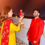 Mansi Srivastava Instagram - #karwachauth vibessssssssss 🫶 Second year ❤️ With this amazing person i call home ❤️❤️❤️ @kapiltejwaniofficial