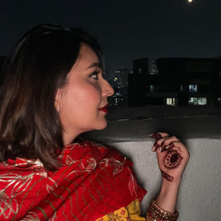 Mansi Srivastava Instagram - #karwachauth vibessssssssss 🫶 Second year ❤️ With this amazing person i call home ❤️❤️❤️ @kapiltejwaniofficial