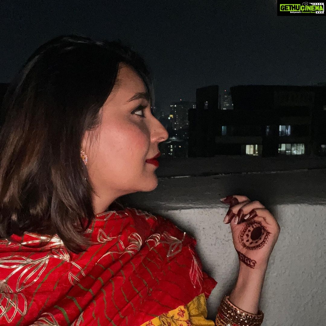 Mansi Srivastava Instagram - #karwachauth vibessssssssss 🫶 Second year ❤️ With this amazing person i call home ❤️❤️❤️ @kapiltejwaniofficial
