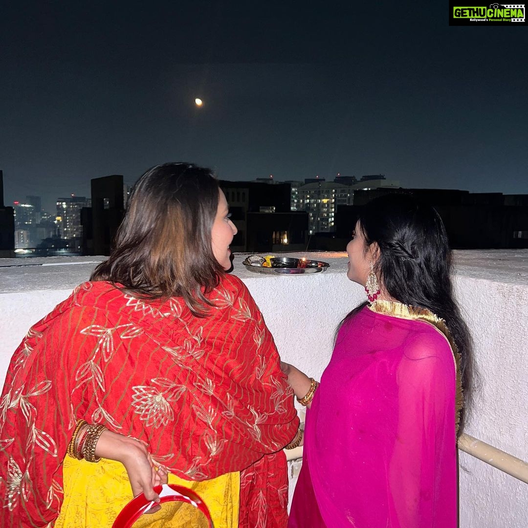 Mansi Srivastava Instagram - #karwachauth vibessssssssss 🫶 Second year ❤️ With this amazing person i call home ❤️❤️❤️ @kapiltejwaniofficial
