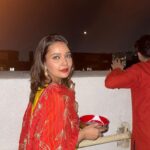 Mansi Srivastava Instagram – #karwachauth vibessssssssss 🫶
Second year ❤️
With this amazing person i call home ❤️❤️❤️ @kapiltejwaniofficial