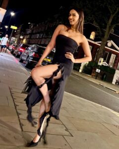 Manushi Chhillar Instagram - #TB to London nights 🖤🖤
An….d the dress we’ve been trying to sport for a while 🖤🖤