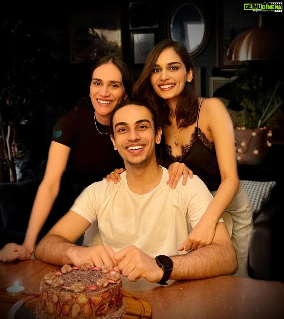 Manushi Chhillar Instagram - The best gift our parents could’ve given me ❤️❤️ My BFFs, travel buddies, cheerleaders and the biggest entertainment ❤️❤️ #HappyRakshabandhan to the best siblings ❤️❤️
