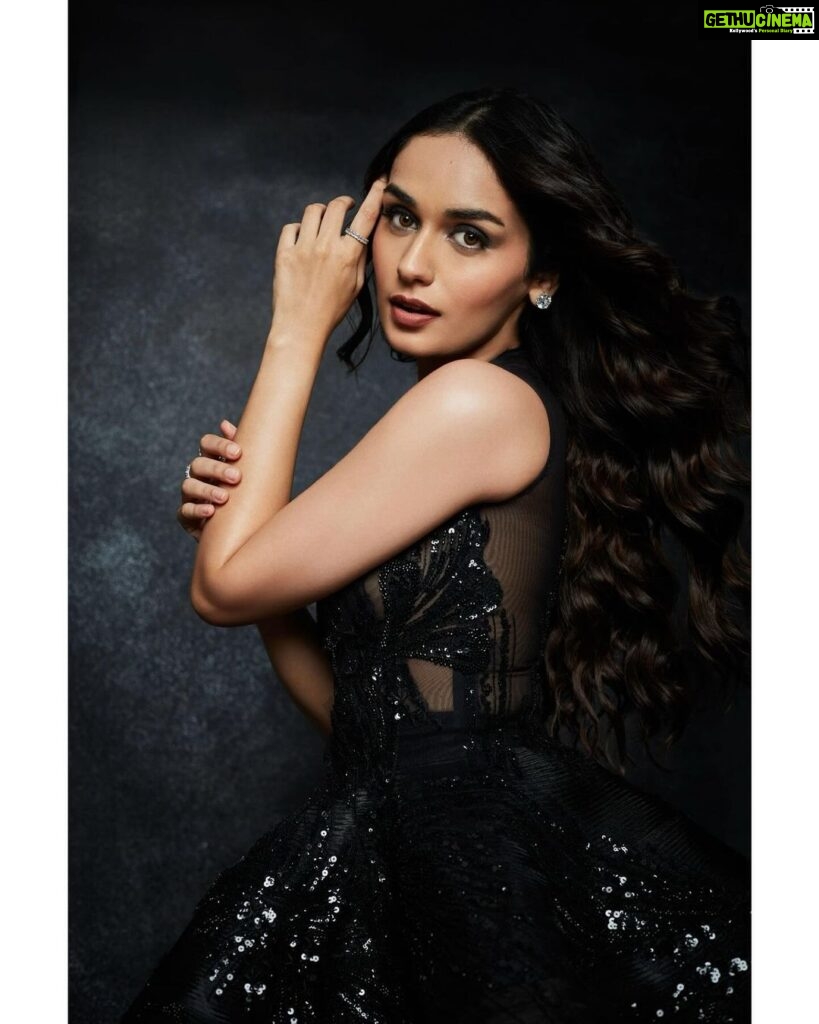Manushi Chhillar Instagram - Just me getting ready for a night out 🖤🖤 @jioworldplaza