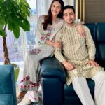 Manushi Chhillar Instagram - #HappyRakshabandhan 💚🩷💚🩷 Missing @dewangana_chhillar (who was present virtually) . @maayera_jaipur @stylegurukul