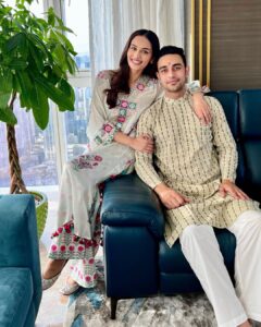 Manushi Chhillar Instagram - #HappyRakshabandhan 💚🩷💚🩷 Missing @dewangana_chhillar (who was present virtually) . @maayera_jaipur @stylegurukul