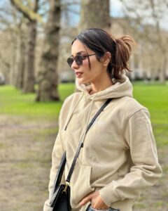 Manushi Chhillar Instagram - Evening walks 🌳🌿