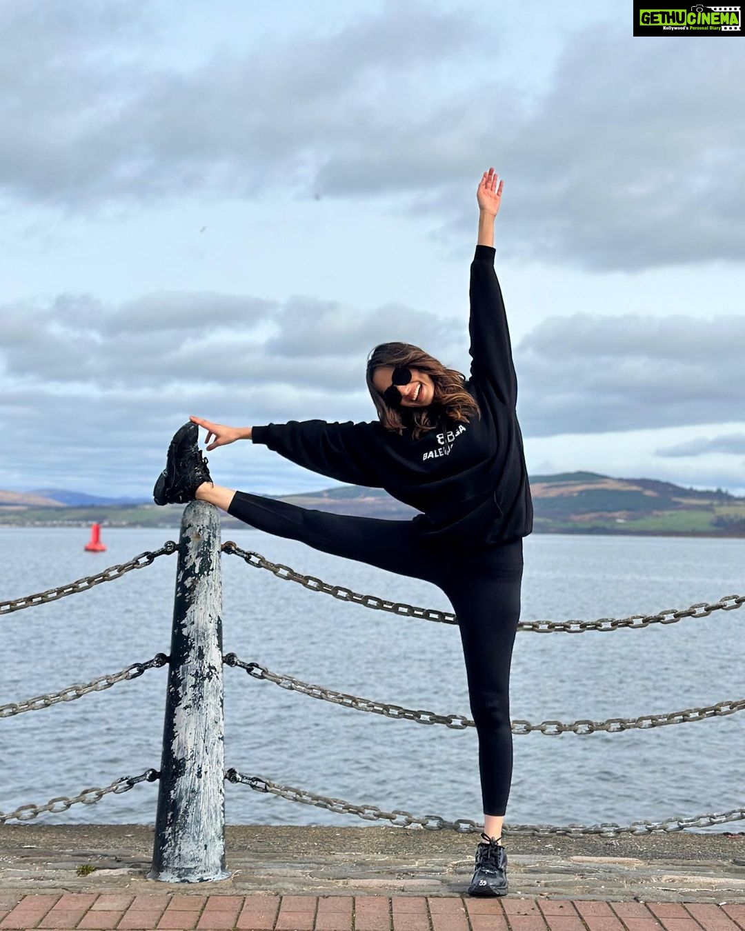 Manushi Chhillar Instagram - Morning stretch 🤍🤍 Glasgow, United Kingdom