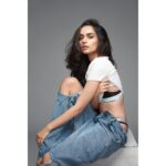 Manushi Chhillar Instagram - Got some pretty good jeans 😎😎 . 📸 @rahuljhangiani 💄 @namratasoni 🖤 @sheefajgilani