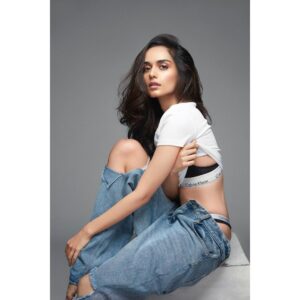 Manushi Chhillar Instagram - Got some pretty good jeans 😎😎
.
📸 @rahuljhangiani 
💄 @namratasoni 
🖤 @sheefajgilani