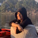 Manushi Chhillar Instagram - The Narmada cruise 🧡🧡 From the lens of @this_is_shettyyyyyy Maheshwar